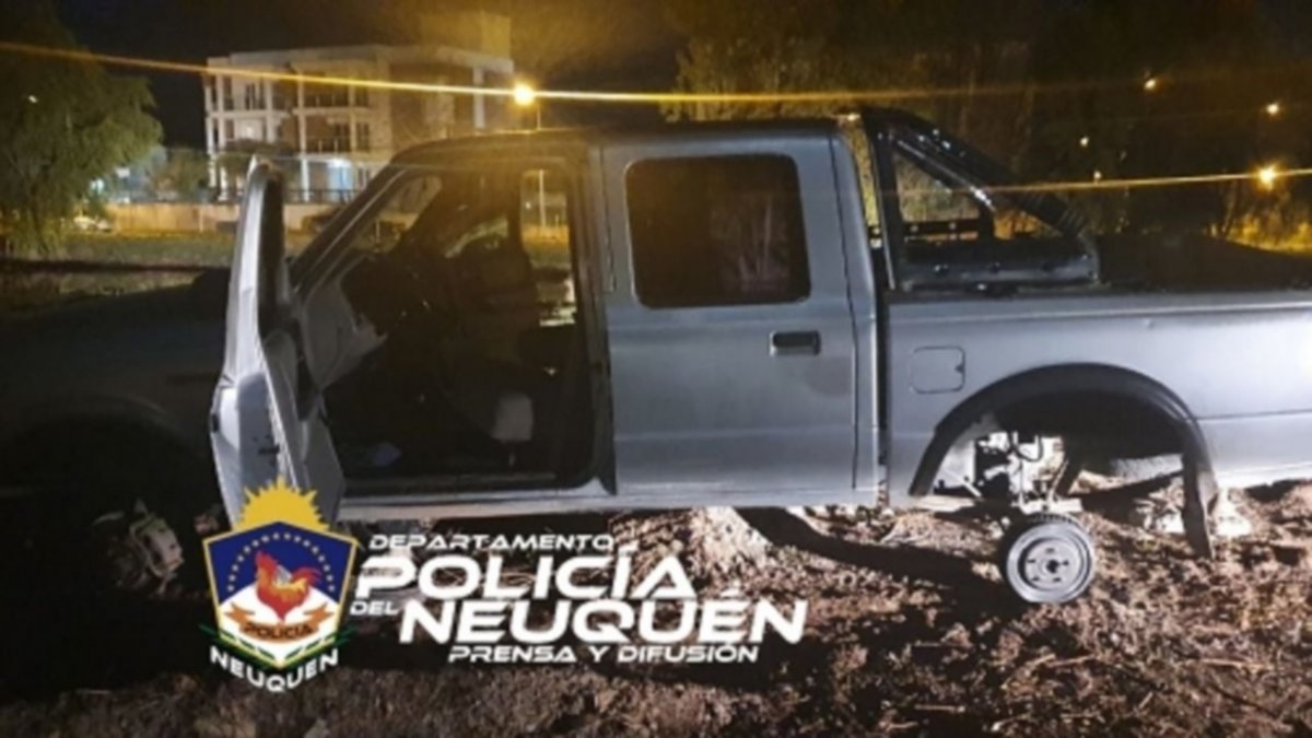 Despanzurraban una camioneta y les cayó la Policía
