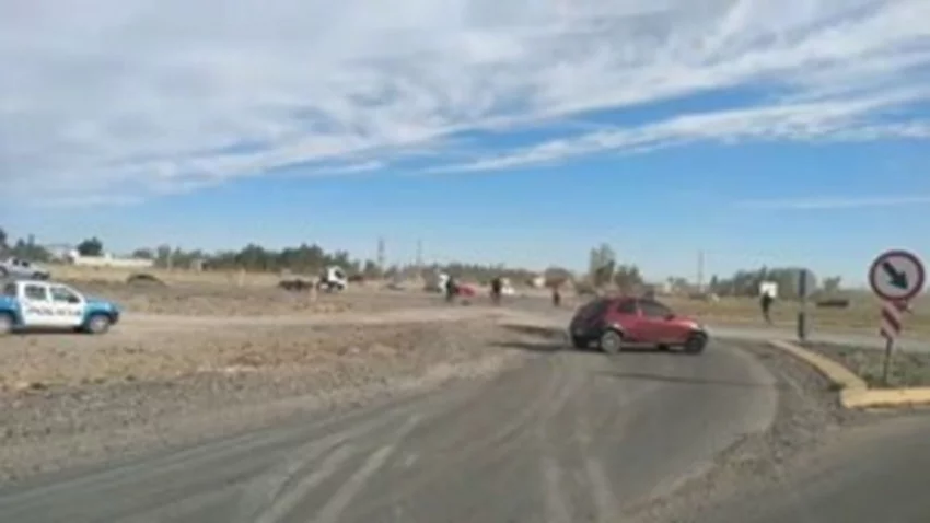 Casi desmayado al volante, chocó contra un camión