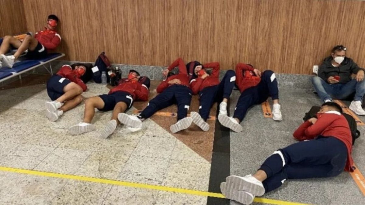 Independiente durmió en el aeropuerto, pero jugará hoy
