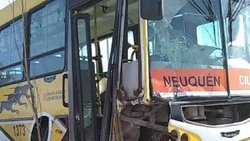 Fuerte choque entre un colectivo y una camioneta en la Avenida