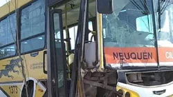 Fuerte choque entre un colectivo y una camioneta en la Avenida