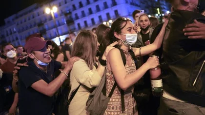 España levantó el estado de alarma y hubo festejos en la calle