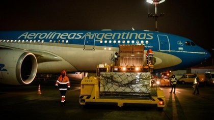 Llegó otro avión con 500 mil vacunas Sputnik V desde Moscú
