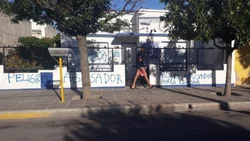 Le hacía masajes y le metió la mano abajo del pantalón