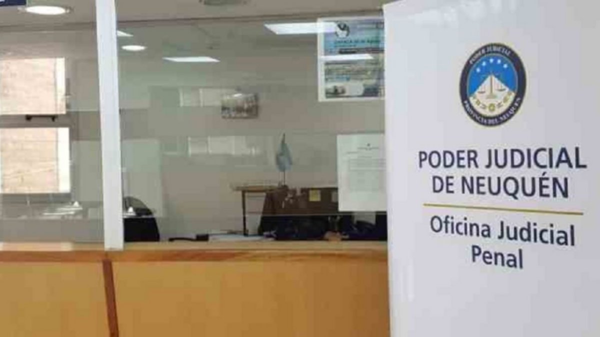 Condenan a una policía por violencia en boliche de Huincul