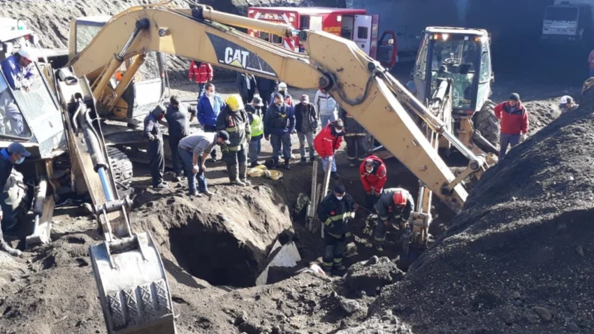 Cedió un terraplén y un trabajador quedó atrapado