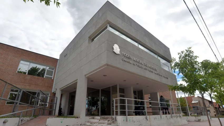 Entró con violencia a lo de su ex pareja y la filmó