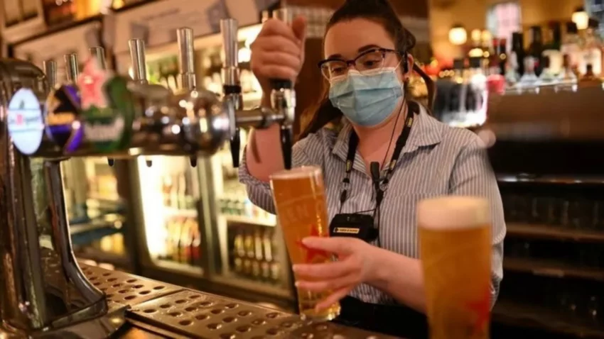 Pese al avance de la variante india, Inglaterra flexibiliza medidas