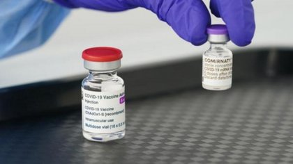 Una vacuna de AstraZeneca y otra de Pfizer inmunizarían mejor