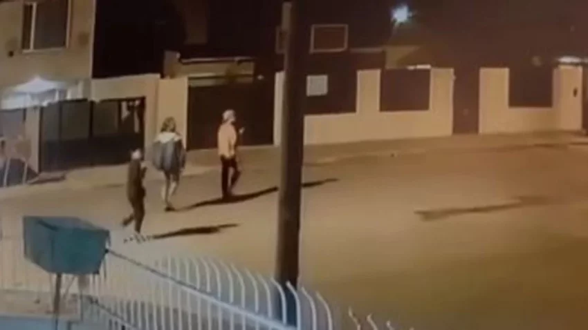 Aburridos salieron a romper las ventanas de los vecinos