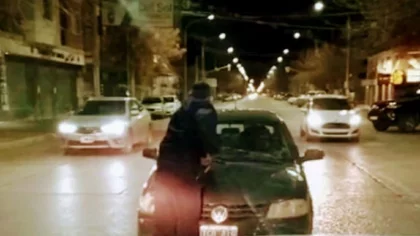 Está embarazada, iba con su bebé y atropelló a un policía