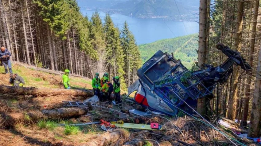 Cayó una cabina de teleférico y murieron 13 personas
