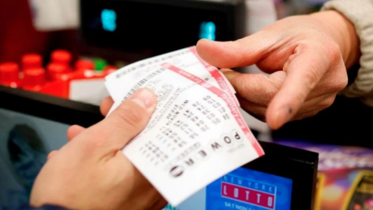 Tiró el billete de lotería que salió ganador y se lo devolvieron
