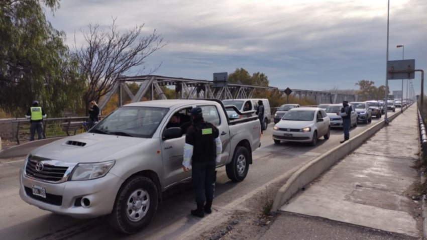 Enojo y largas colas: dos horas de demora en los puentes
