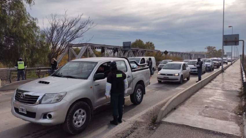 Enojo y largas colas: dos horas de demora en los puentes