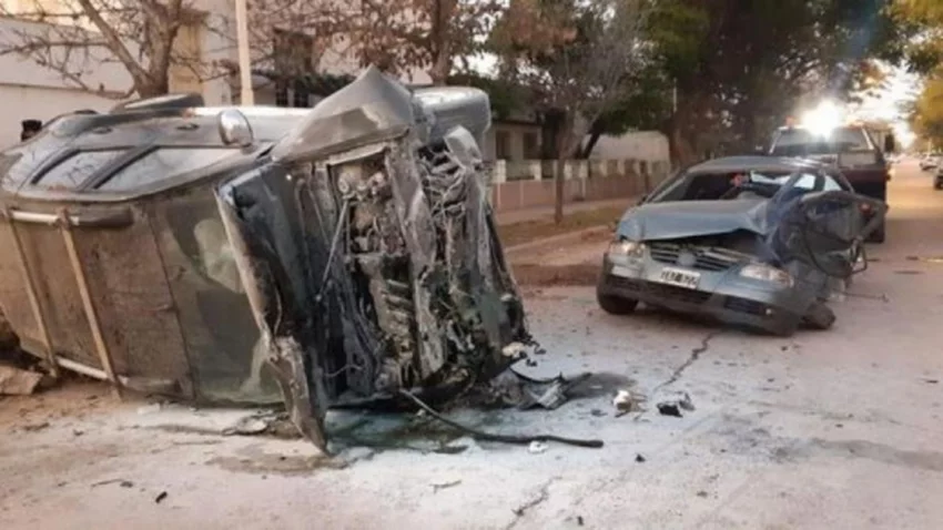 Manejaba borracho, chocó y dejó a dos policías graves