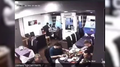Un mozo le salvó la vida a un cliente que se atragantó