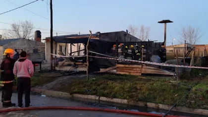 Murieron cinco chicos y sus madres en el incendio de su casa