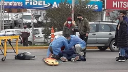 Ruta 22: Fuerte choque entre una camioneta y una moto