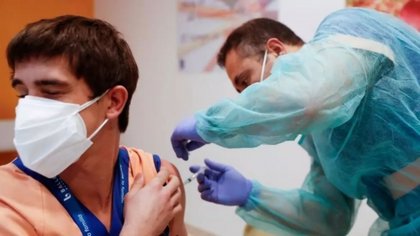 La tercera dosis incrementa por diez los anticuerpos contra Ómicron