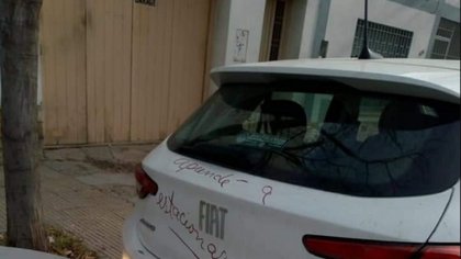 Mensaje en el auto: lo ubicó con un lápiz labial