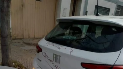 Mensaje en el auto: lo ubicó con un lápiz labial