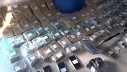 La policía desenterró un barril con 34 ladrillos de marihuana