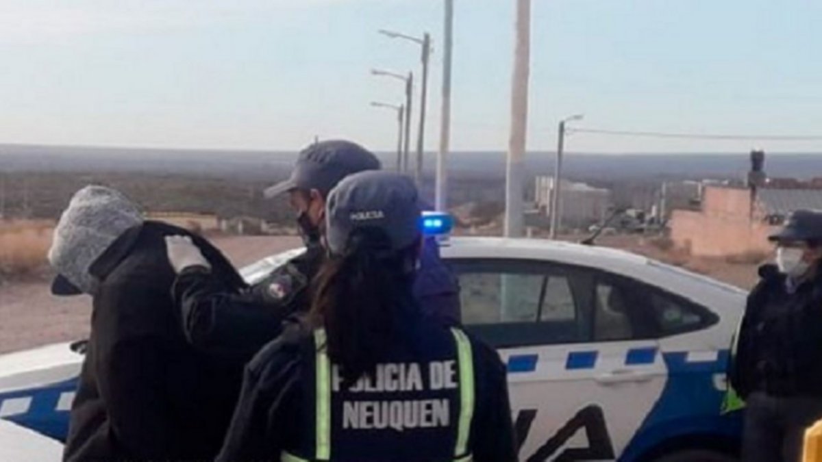 Joven de 18 años merodeaba el barrio con una 22