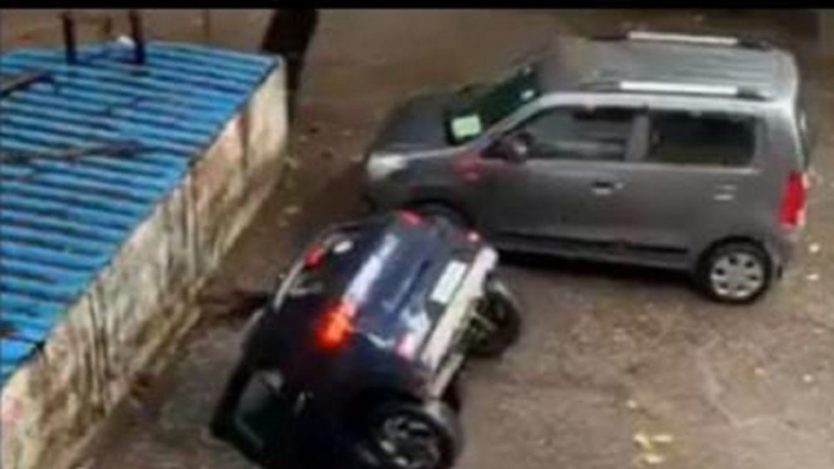 Video: Socavón se tragó un auto en solo medio minuto