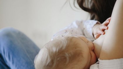 Mujeres que amamantan transmiten anticuerpos contra Covid-19