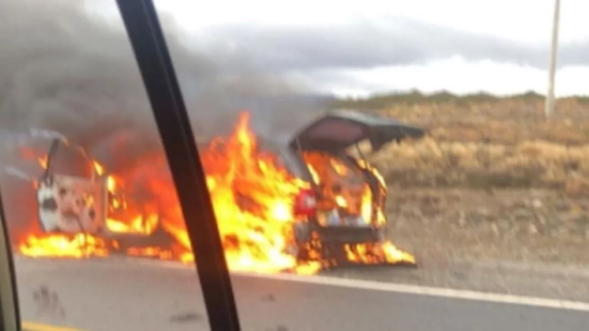 Sintió olor a quemado, se bajó y se incendió su camioneta
