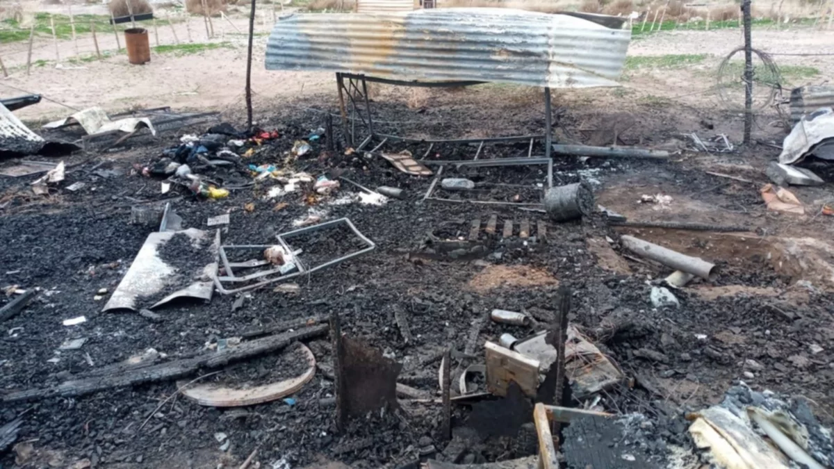 Se incendió su casa, perdieron todo y duermen entre chapas