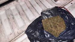 Se le cayó medio kilo de marihuana frente a la policía