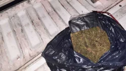 Se le cayó medio kilo de marihuana frente a la policía
