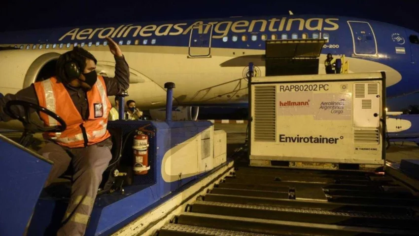 Parten dos vuelos hacia Beijing a buscar más dosis Sinopharm