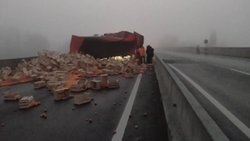 Tragedia en la 22: chocó, cayó al vacío y murió