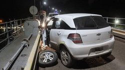 Chocó en el puente y se arrojó a las aguas del Dique Ballester