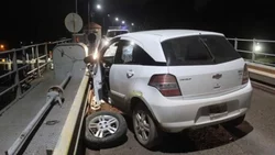 Chocó en el puente y se arrojó a las aguas del Dique Ballester