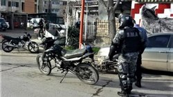 Quiso escapar con la moto robada e impactó contra un auto