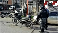 Quiso escapar con la moto robada e impactó contra un auto