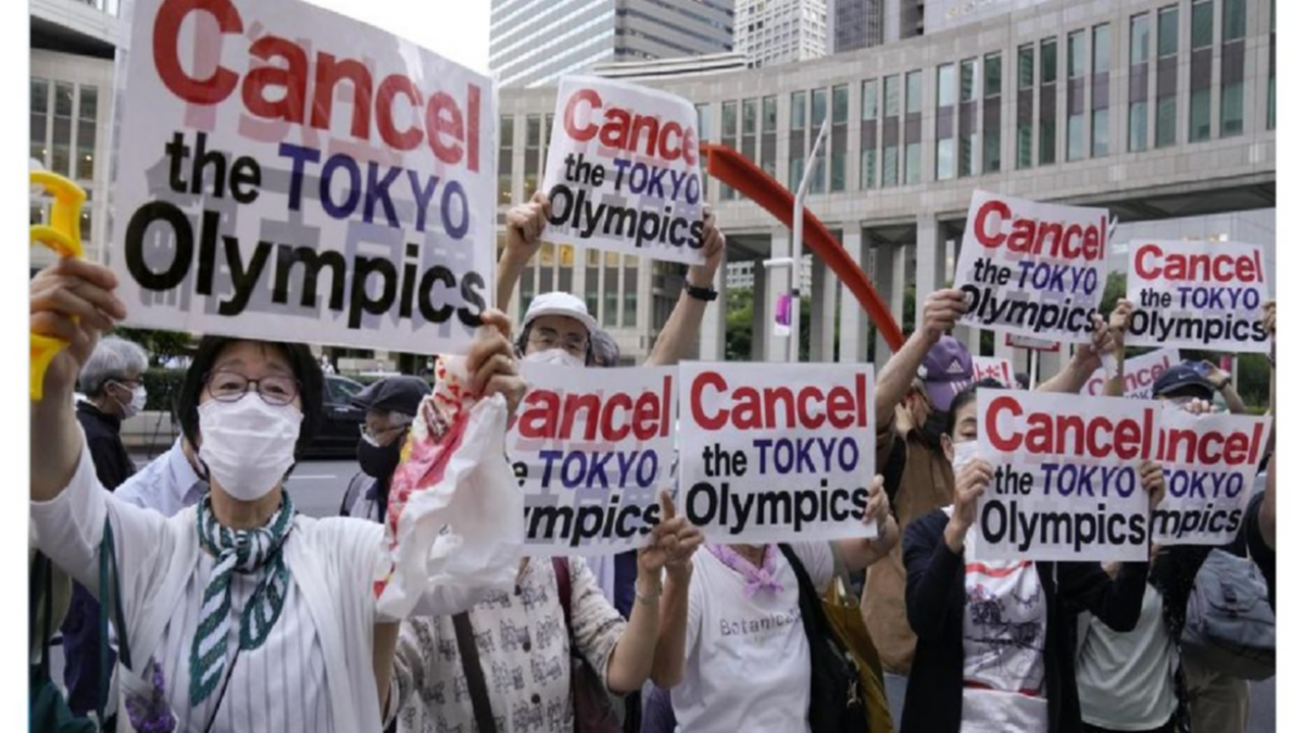 El emperador de Japón alterado por la propagación del virus