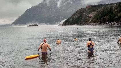 En fotos, nadadores de aguas frías reciben el invierno sumergidos