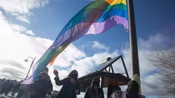 Se robaron la bandera del Orgullo LGBT+ en Viedma