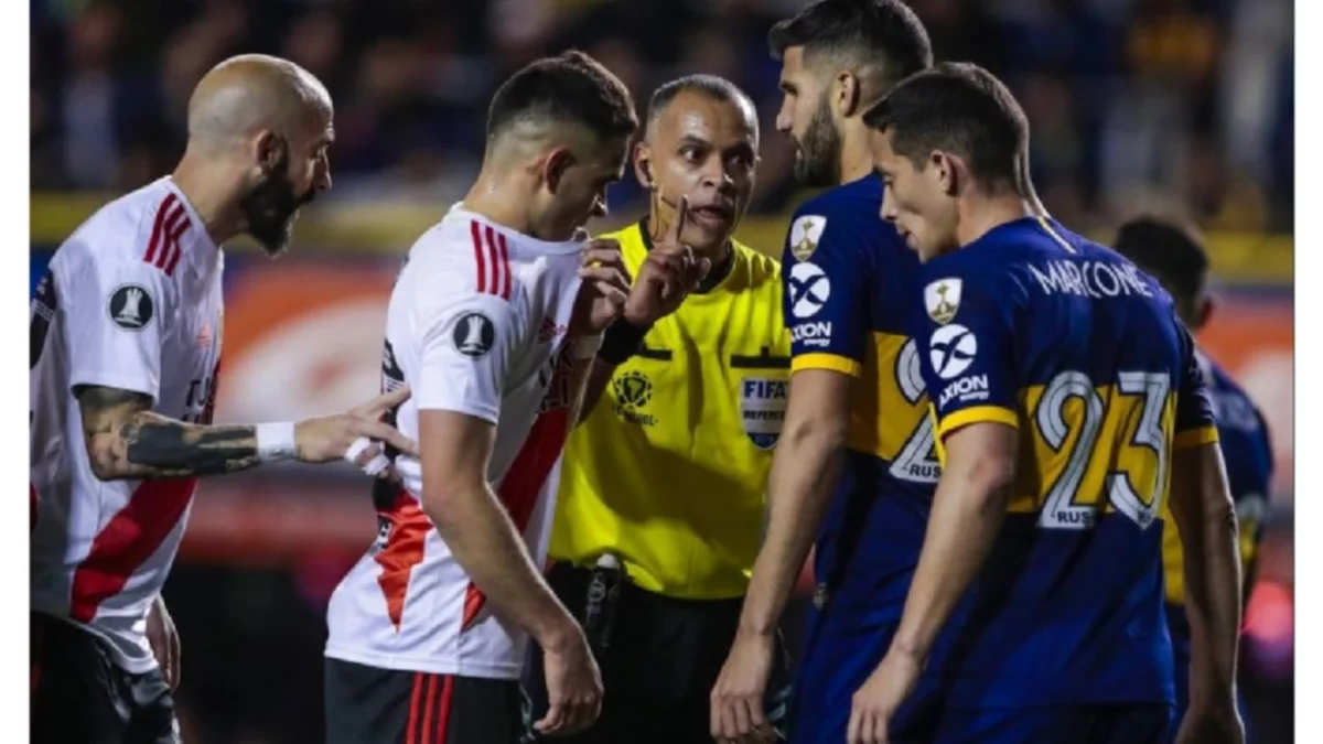 El arbitro que dirige Argentina y Ecuador es "lamentable"