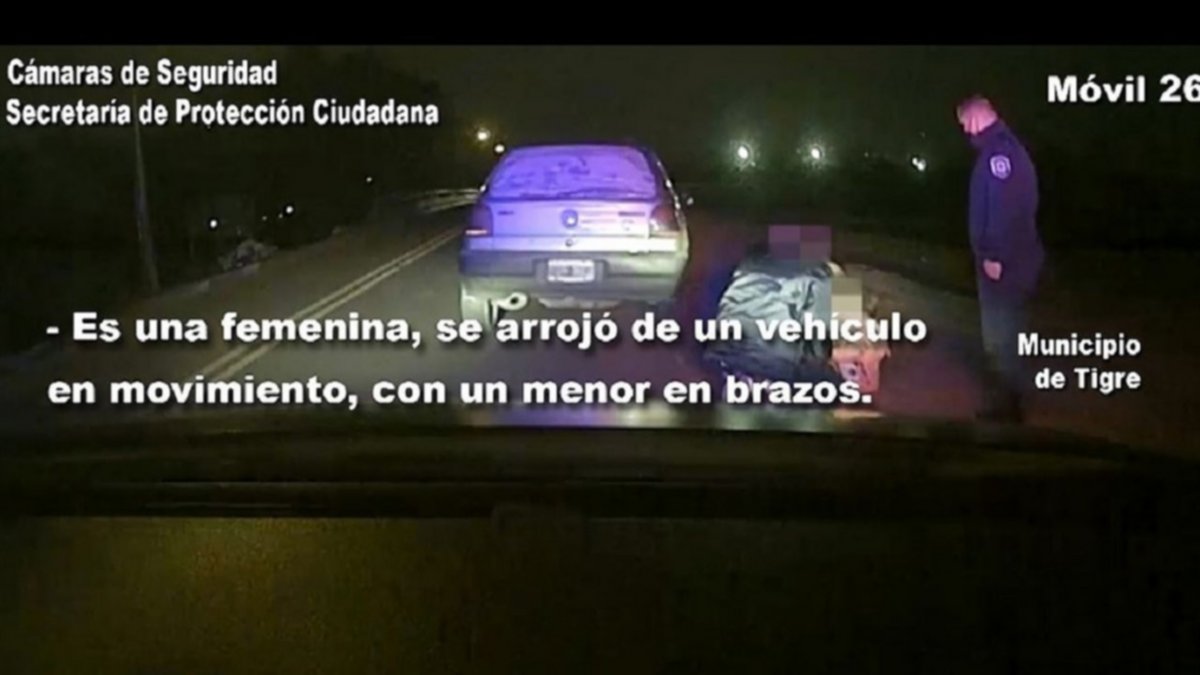 Se tiró del auto en marcha con sus hijos en brazos
