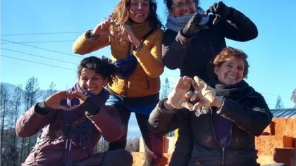 Cinco mujeres con las manos en el barro
