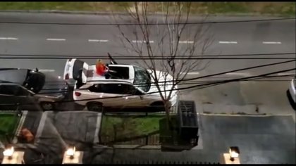 Con un matafuego destrozó una camioneta de alta gama
