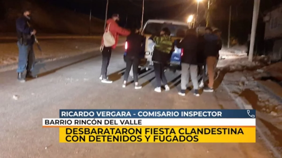 Estaban de fiesta, llegó la policía y se fugaron por la barda