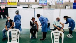 Con 24 mil dosis de AstraZéneca, continúa la vacunación