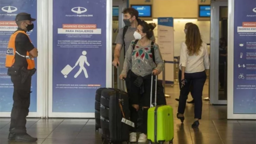 Bajó a la mitad la violación de cuarentenas al llegar al país